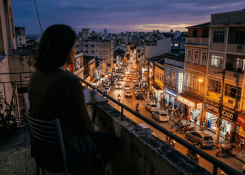 A psicologia explica por que pessoas que aumentam detalhes de suas vivências usam o drama para suprir a falta de aprovação externa