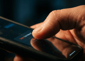 A atitude inocente mais perigosa das redes sociais para destruir a confiança a dois