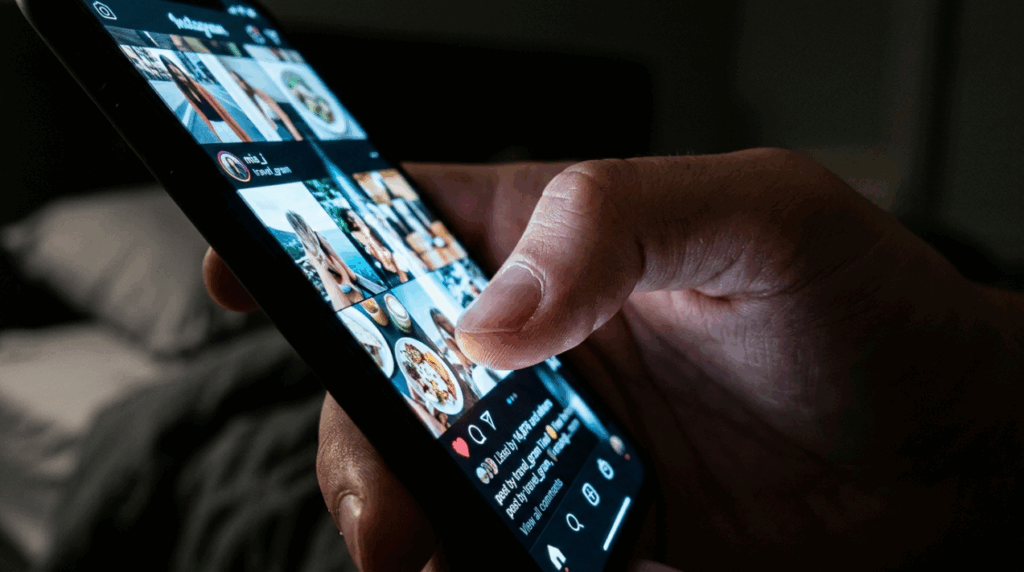 Viciado no celular de madrugada? veja o significado da procrastinação do sono