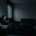Viciado no celular de madrugada? veja o significado da procrastinação do sono