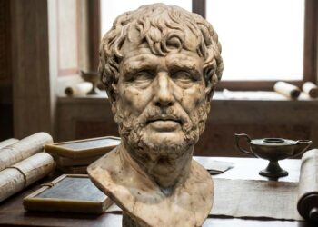 Busto em mármore do filósofo estoico Sêneca sobre uma bancada de estudos.