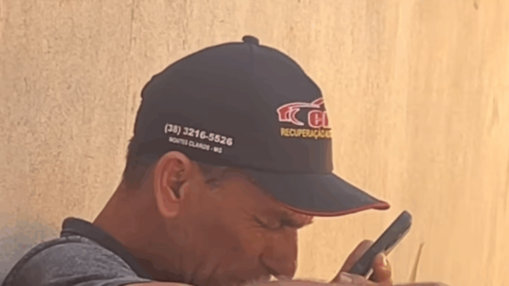 Homem fica radiante com a chegada de 4 netinhos caninos e emociona em ligação: "Nasceram todos bem!"