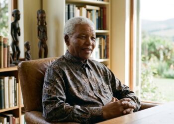 Frase do dia de Nelson Mandela: “Ninguém nasce odiando outra pessoa pela cor de sua pele, por sua origem ou por sua religião.” – Essa frase, presente em sua autobiografia, lembra que a educação e o convívio são mais poderosos para transformar o mundo do que qualquer lei ou decreto.
