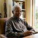 Frase do dia de Nelson Mandela: “Ninguém nasce odiando outra pessoa pela cor de sua pele, por sua origem ou por sua religião.” – Essa frase, presente em sua autobiografia, lembra que a educação e o convívio são mais poderosos para transformar o mundo do que qualquer lei ou decreto.
