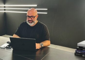 Comprar IA pronta ou ter equipe própria? A resposta muda quando a conta inclui o que a equipe aprende