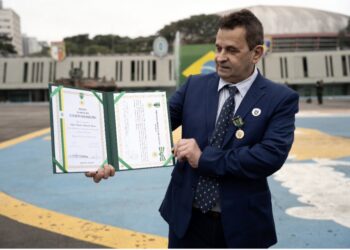 Urandir Fernandes de Oliveira recebe a Medalha do Exército Brasileiro
