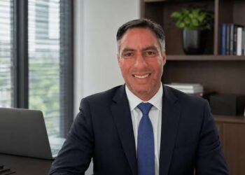 Luiz Felipe Do Valle Silva De Menezes avança com energia e mobilidade