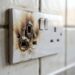 O segredo chocante que os eletricistas escondem sobre por que a tomada da sua airfryer e do micro-ondas derrete sozinha