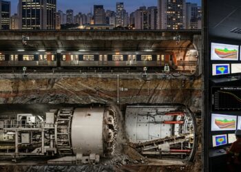 Tuneladora escava uma nova galeria abaixo de um túnel de metrô monitorado para prever possíveis deformações.