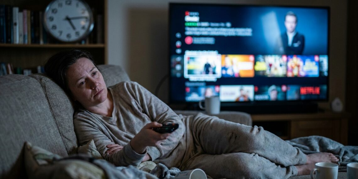 Você abre o streaming e passa mais tempo escolhendo do que assistindo? A psicologia explica a paralisia diante de tantas opções