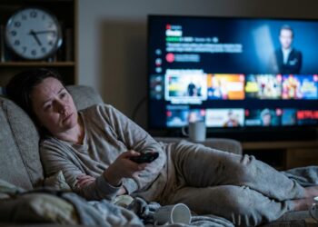Você abre o streaming e passa mais tempo escolhendo do que assistindo? A psicologia explica a paralisia diante de tantas opções