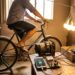 Pedalar uma bicicleta pode gerar até 100 W úteis de eletricidade, o suficiente para acender lâmpadas LED e carregar um celular