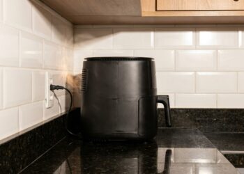 Encostar a air fryer na parede durante o uso pode bloquear a saída de ar quente e aumentar o aquecimento ao redor do aparelho