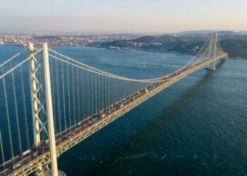 Com vão de 1.991 metros, ponte no Japão teve o projeto recalculado depois que um terremoto deslocou suas torres