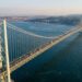 Com vão de 1.991 metros, ponte no Japão teve o projeto recalculado depois que um terremoto deslocou suas torres
