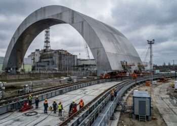 Arco de 36 mil toneladas é deslocado inteiro em direção ao reator de Chernobyl.