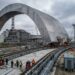 Arco de 36 mil toneladas é deslocado inteiro em direção ao reator de Chernobyl.