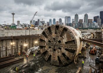 Trabalhadores aparecem ao lado da enorme tuneladora Bertha sob Seattle.