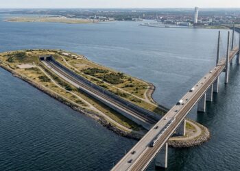 Ponte de Øresund atravessa o mar até a ilha artificial de Peberholm, onde a estrada entra no túnel de Drogden.