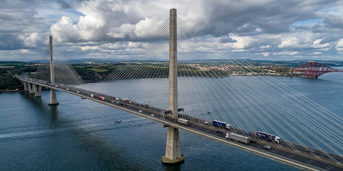 Queensferry Crossing na Escócia mostra cabos estaiados cruzando-se entre os grandes vãos ao redor da torre central.