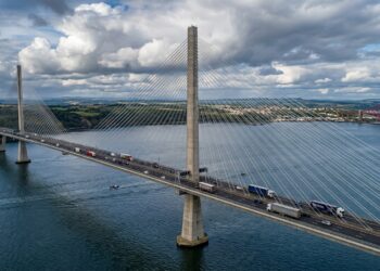 Queensferry Crossing na Escócia mostra cabos estaiados cruzando-se entre os grandes vãos ao redor da torre central.