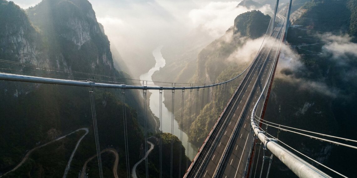 Vista aérea da Ponte do Grande Cânion de Huajiang suspensa a 625 metros sobre o Rio Beipan entre montanhas na província de Guizhou