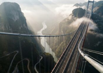 Vista aérea da Ponte do Grande Cânion de Huajiang suspensa a 625 metros sobre o Rio Beipan entre montanhas na província de Guizhou
