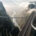 Vista aérea da Ponte do Grande Cânion de Huajiang suspensa a 625 metros sobre o Rio Beipan entre montanhas na província de Guizhou