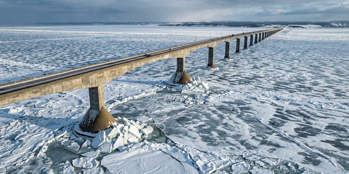 Para atravessar 12,9 km de mar congelado, engenheiros tiveram que projetar uma ponte capaz de enfrentar enormes blocos de gelo