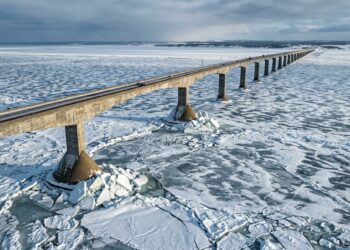 Para atravessar 12,9 km de mar congelado, engenheiros tiveram que projetar uma ponte capaz de enfrentar enormes blocos de gelo