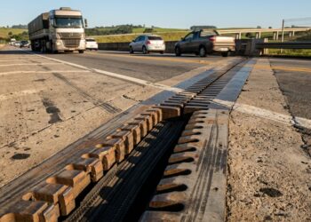 Junta de dilatação atravessa a pista de uma ponte e cria uma abertura calculada entre trechos do tabuleiro.