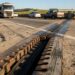 Junta de dilatação atravessa a pista de uma ponte e cria uma abertura calculada entre trechos do tabuleiro.