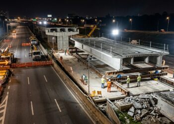 Ponte construída ao lado da rodovia é deslizada lateralmente para substituir a estrutura antiga.