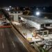Ponte construída ao lado da rodovia é deslizada lateralmente para substituir a estrutura antiga.