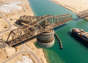 Ponte de El Ferdan gira 90 graus sobre um pilar central para liberar a passagem de navios no Canal de Suez.