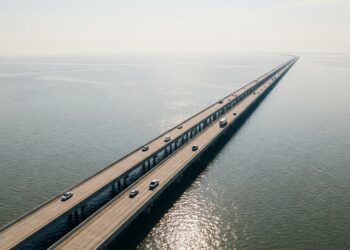 Uma estrada avança por 38 km sobre a água na Louisiana e durante boa parte do caminho não há terra à vista
