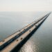 Uma estrada avança por 38 km sobre a água na Louisiana e durante boa parte do caminho não há terra à vista