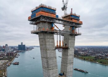 Sistema hidráulico de formas autoescaláveis permanece ancorado ao concreto já construído da torre.