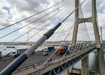 Cabos de aço de alta resistência sustentam o tabuleiro de uma grande ponte estaiada trabalhando predominantemente sob tração.