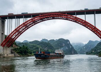 Navio passa sob o vão principal de 575 metros da Pingnan Third Bridge sem pilares intermediários no rio.
