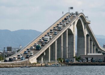 Ponte Eshima Ohashi fotografada à distância parece ter uma subida quase vertical por causa da compressão de perspectiva.