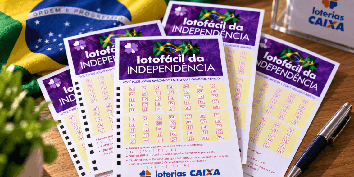Volantes da Lotofácil da Independência sobre bandeira do Brasil — concurso 3780