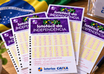 Volantes da Lotofácil da Independência sobre bandeira do Brasil — concurso 3780
