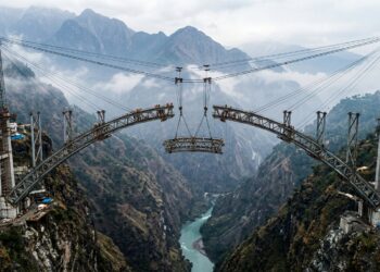 Duas metades do arco da Ponte Chenab avançam sobre o desfiladeiro antes de se encontrarem no centro.