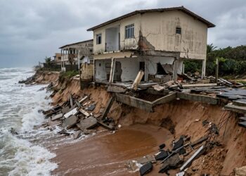 Casa parcialmente destruída em Atafona fica com fundações expostas após a erosão retirar a areia sob a construção.