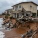 Casa parcialmente destruída em Atafona fica com fundações expostas após a erosão retirar a areia sob a construção.
