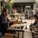 Representação de Confúcio ensinando discípulos enquanto trabalhadores realizam diferentes tarefas na China antiga.