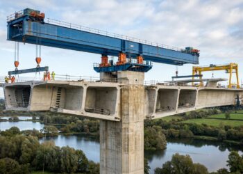 Segmentos de concreto avançam dos dois lados de um pilar do viaduto.
