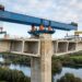 Segmentos de concreto avançam dos dois lados de um pilar do viaduto.