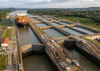 Navio atravessa nova eclusa do Canal do Panamá ao lado dos reservatórios de água.